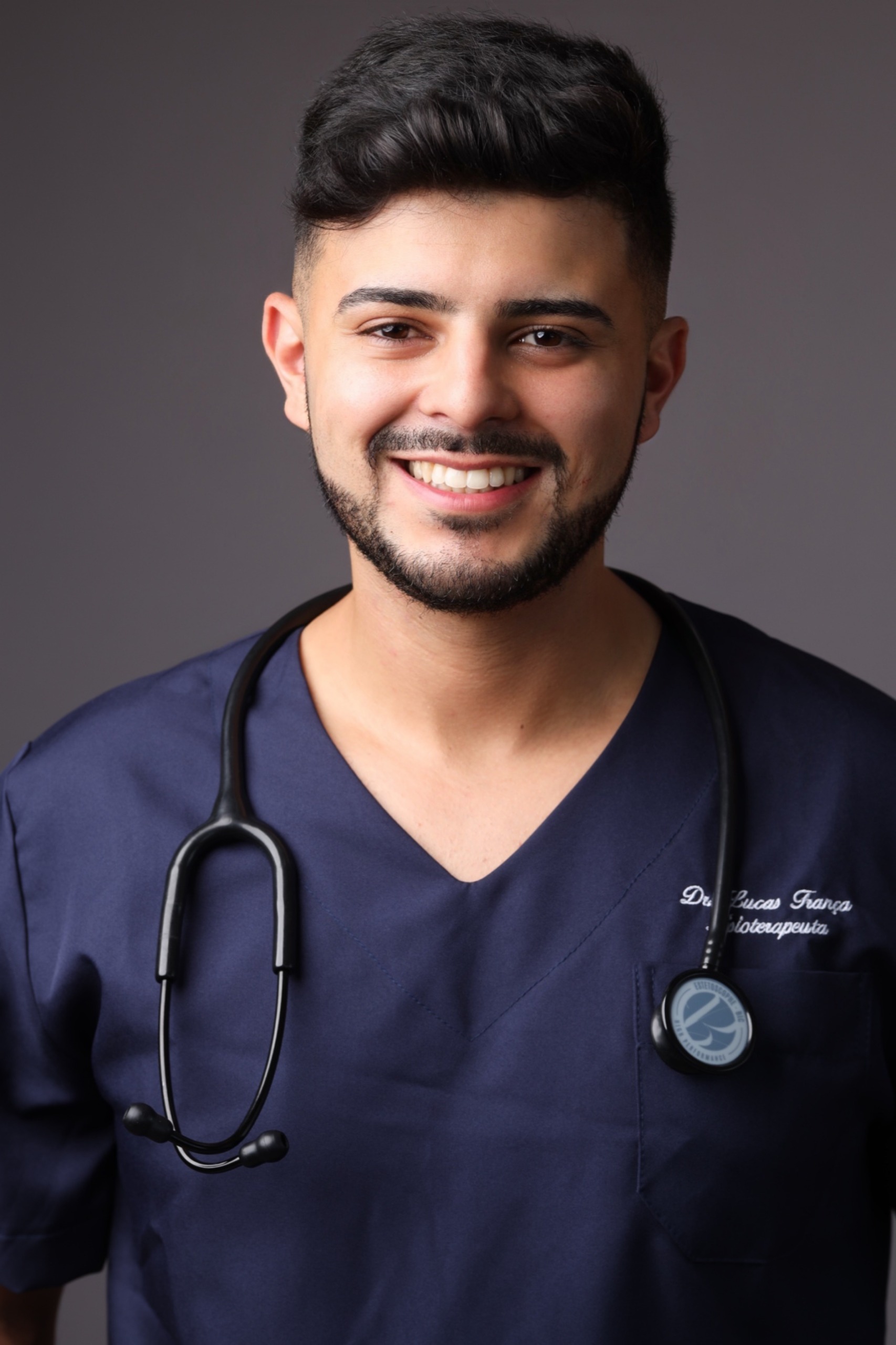 Fisioterapeuta Lucas França sorrindo em seu retrato profissional